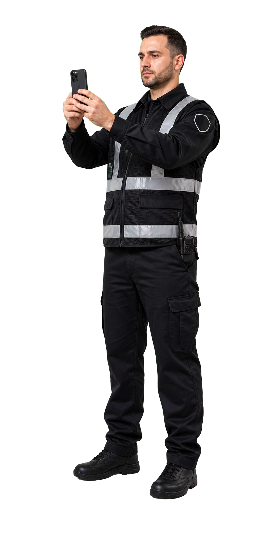 Guardia validando un automovil con su celular en ManHours
